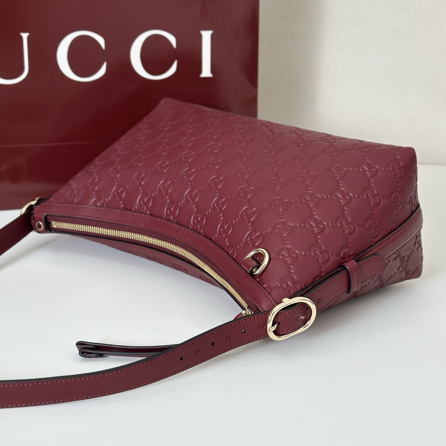 Gvc*1 Medium Emblem Shoulder Bag-30*19*11CM