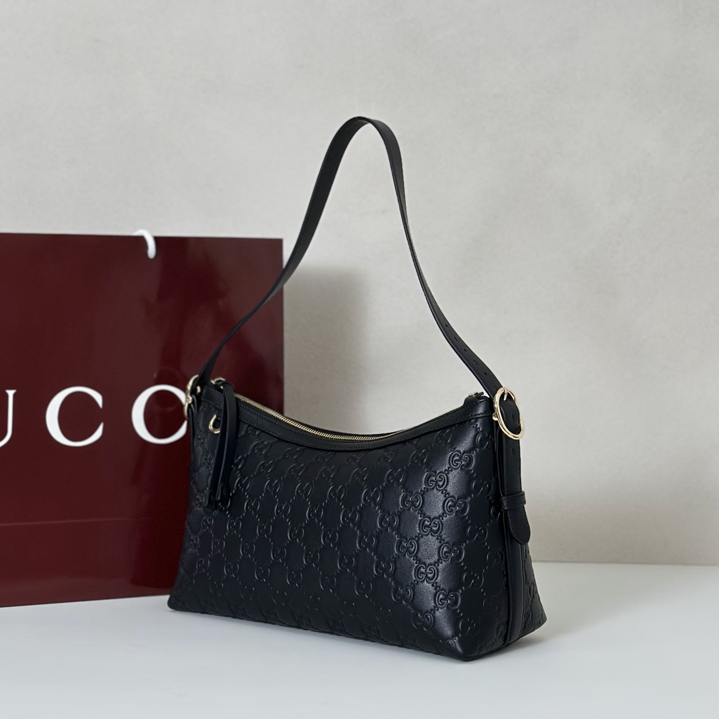 Gvc*1 Medium Emblem Shoulder Bag-30*19*11CM
