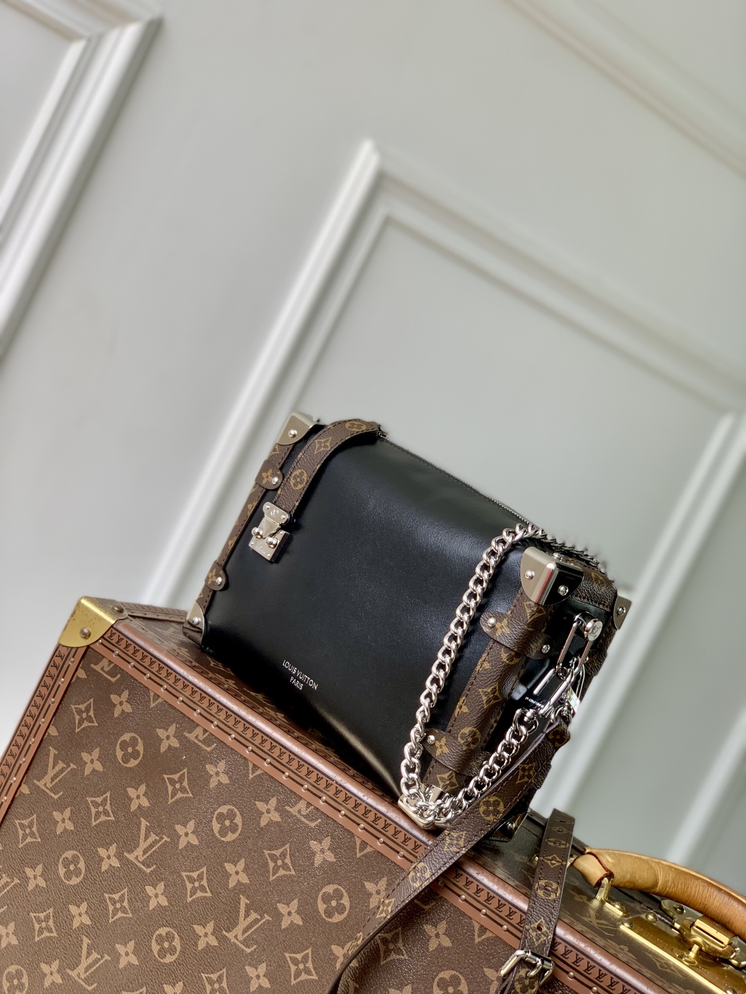 L0vis Vvtt0n Side Trunk -M14606-16 x 8.5 x 23.5CM