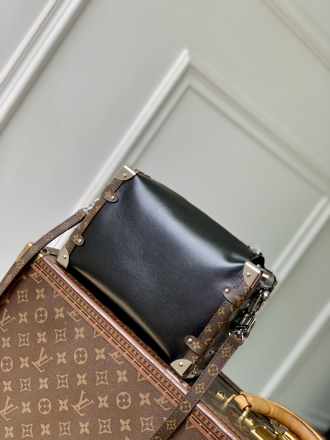 L0vis Vvtt0n Side Trunk -M14606-16 x 8.5 x 23.5CM