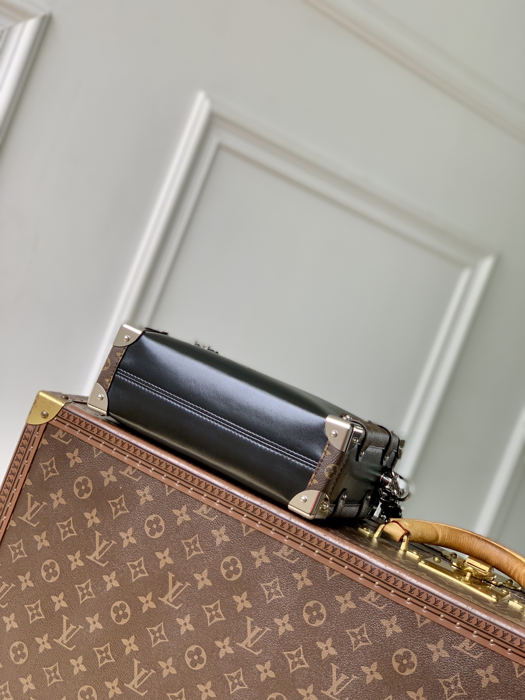L0vis Vvtt0n Side Trunk -M14606-16 x 8.5 x 23.5CM