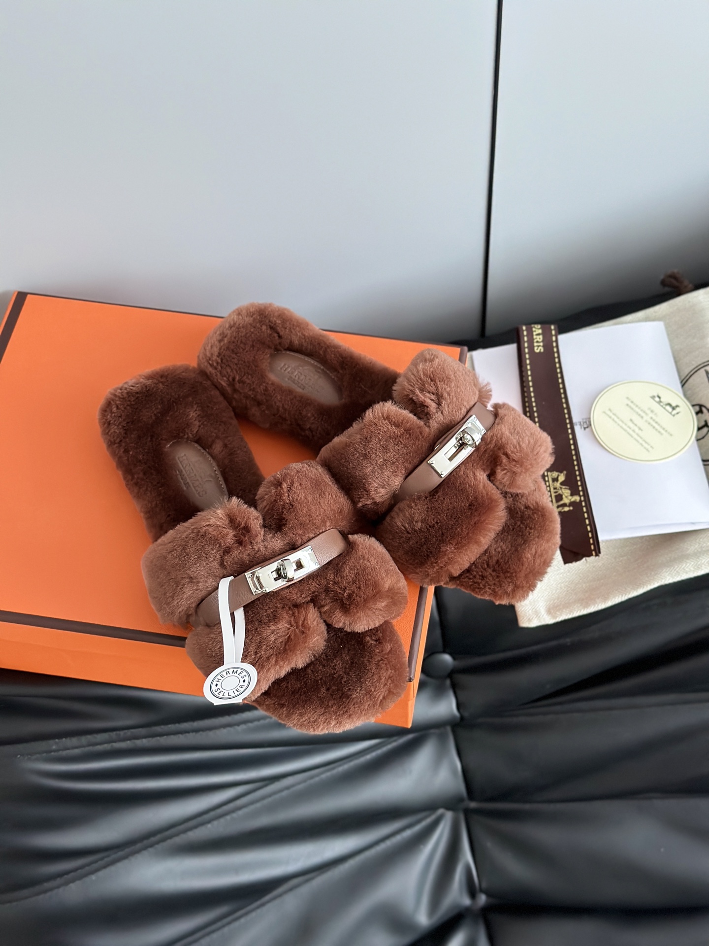 H**me5 Slippers