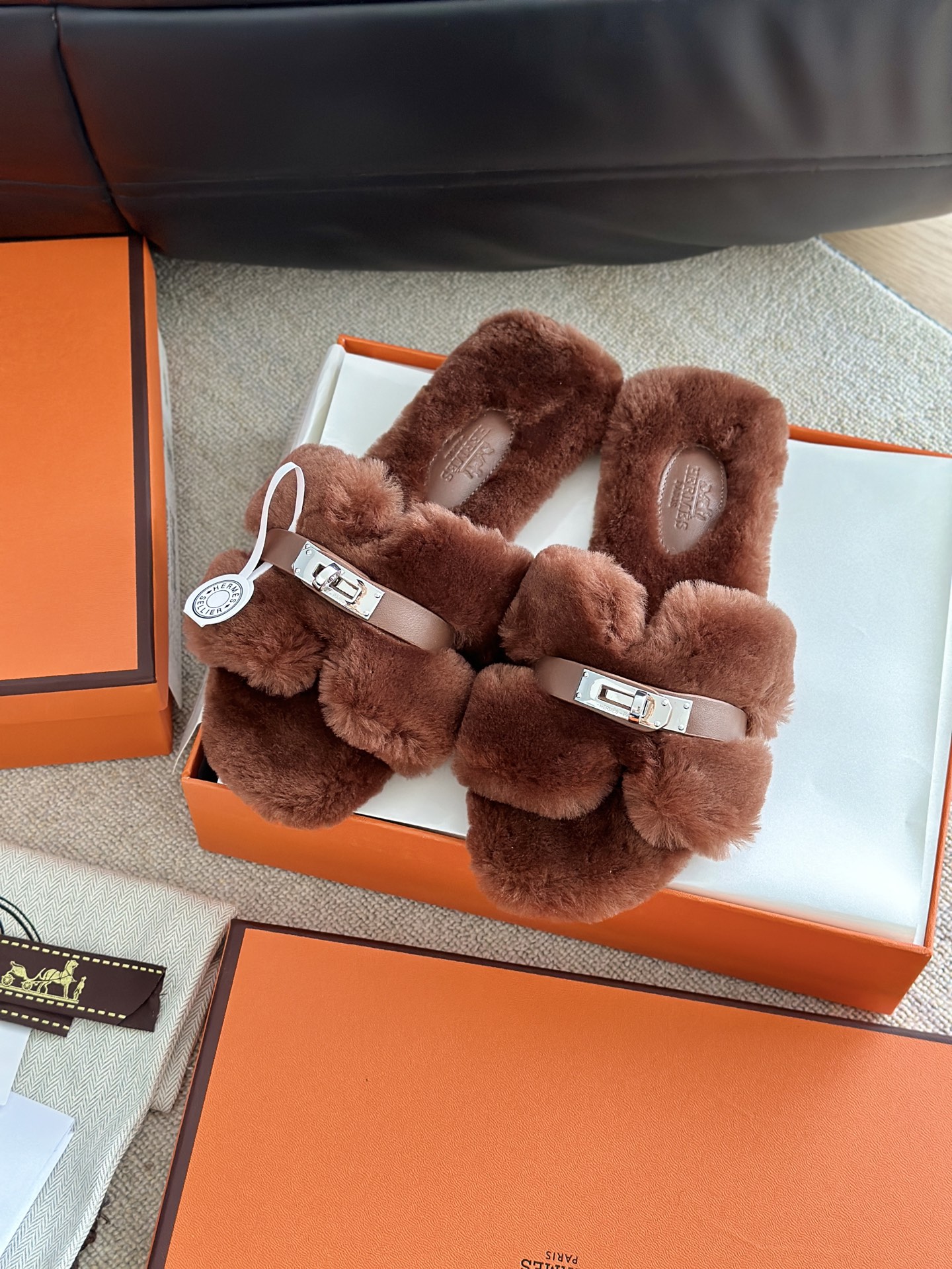 H**me5 Slippers