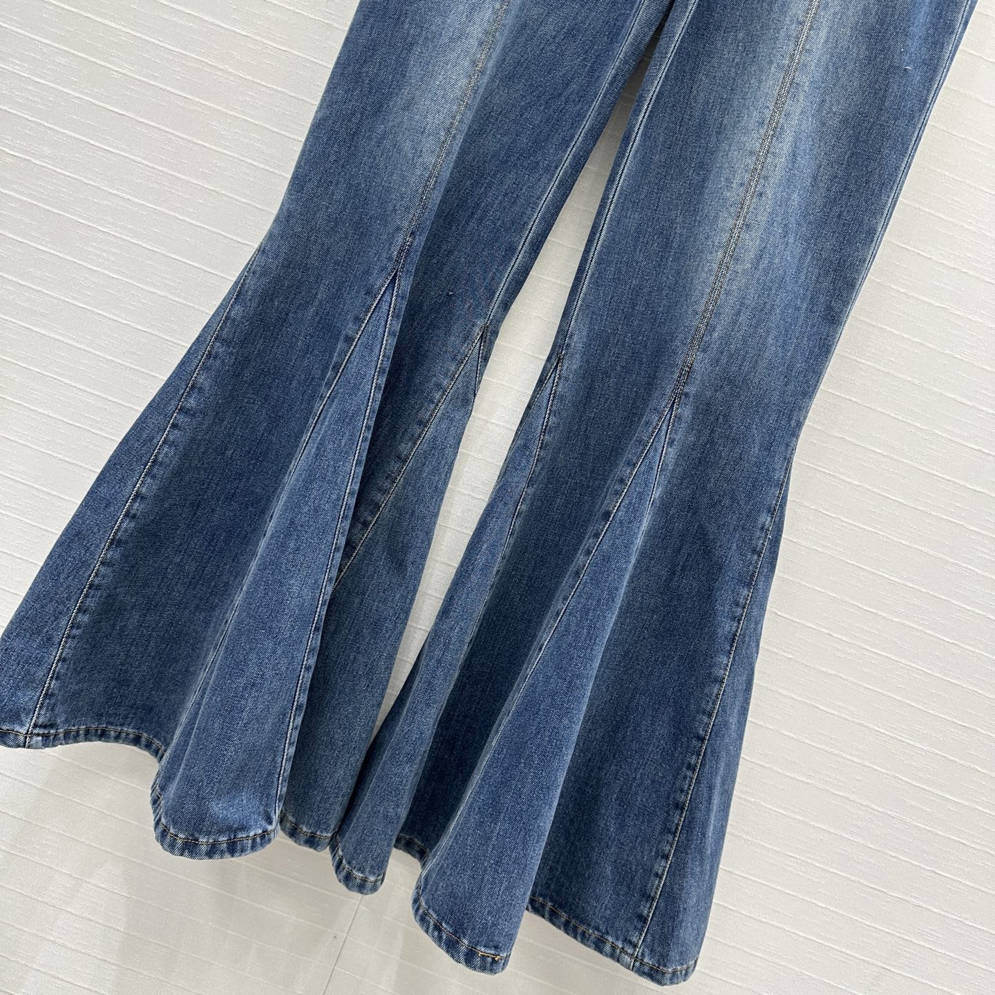 Ch10é fluid flare jeans in denim